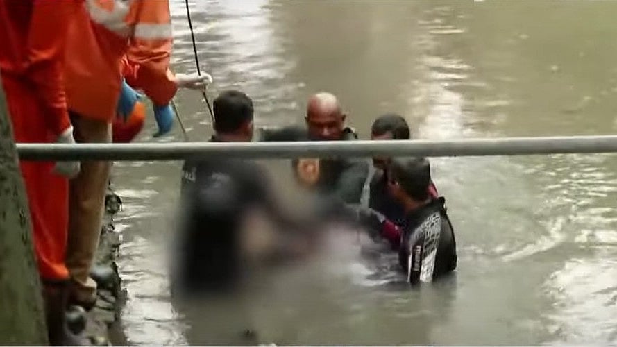 'വെള്ളത്തില്‍ കമിഴ്ന്ന് കിടക്കുന്നു' ; മൃതദേഹം തുണി മൂടിയ നിലയിലായിരുന്നുവെന്ന് ശുചീകരണ തൊഴിലാളി